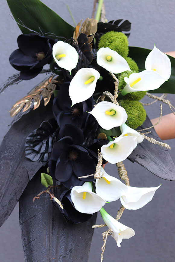 Angie Black, bukiet nagrobny z kallami premium, dł.75cm