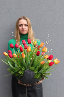 Tulippe Volcan Premium, kompozycja nagrobna w misie