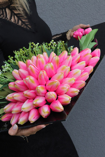  Tulippo New Design Candy, dekoracja nagrobna na czarnej podstawie