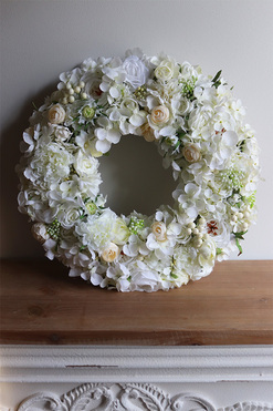 Bielina White, wianek z białych kwiatów, śr.40cm 