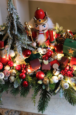 Dzieci Zimą, stroik świąteczny LED z dziadkiem, wym.47x57x34cm 