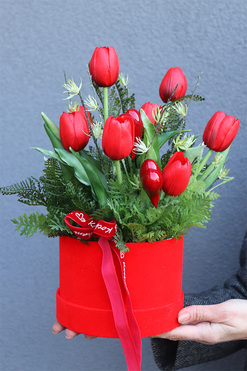 Miłosny, walentynkowy flowerbox z tulipanami, wys.33cm 