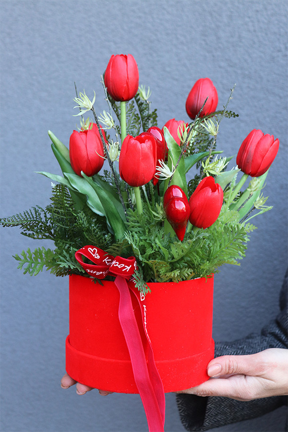 Miłosny, walentynkowy flowerbox z tulipanami