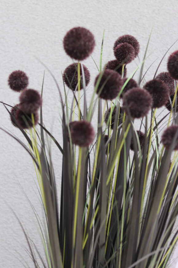 Black Mars Fiberglass, sztuczna czarna trawa w białej donicy