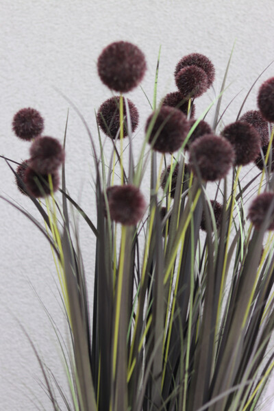 Black Mars Fiberglass, sztuczna czarna trawa w białej donicy