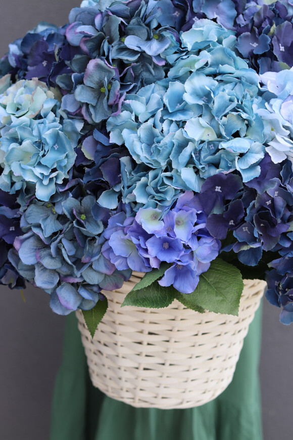 Navy Blue Provance, kosz z hortensjami
