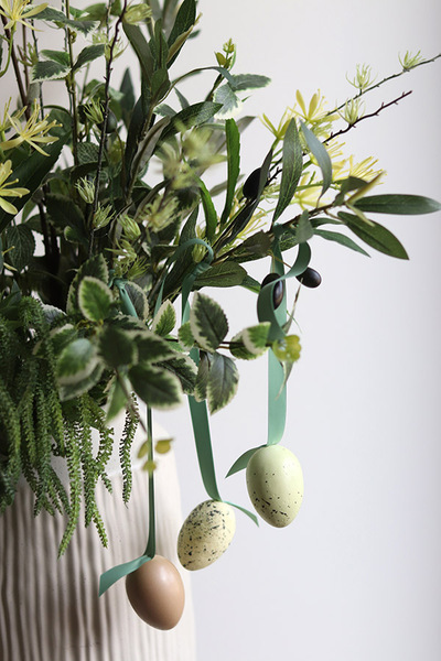 Wiosna u Progu, kwiaty w wazonie