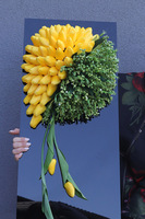 Tulippo New Design Yellow 3, dekoracja nagrobna na czarnej podstawie