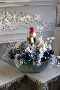 Nuts 2, świąteczny stroik z dziadkiem w naczyniu, wym.40cm