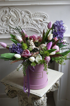 OD RĘKI Pastelowa Helena, flowerbox welurowy z kogutem, wys.44cm 