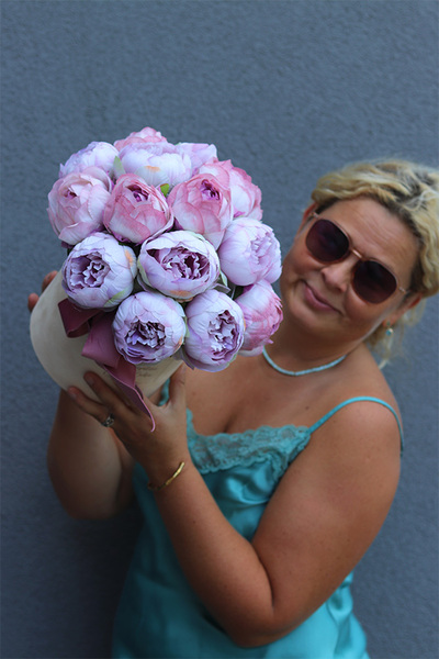 Celina Peonies, flowerbox z różowymi kwiatami