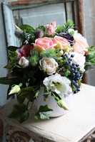 Editta, kompozycja kwiatowa w biało-srebrnej misie, wym.32x39cm