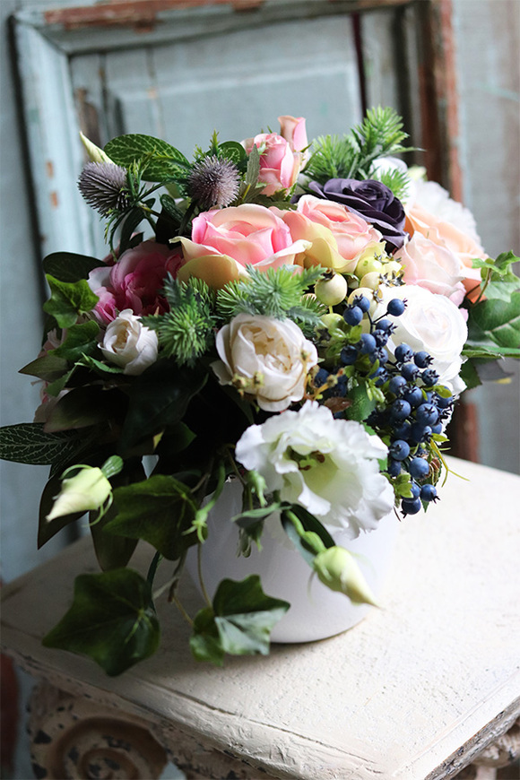 Editta, kompozycja kwiatowa w biało-srebrnej misie, wym.32x39cm