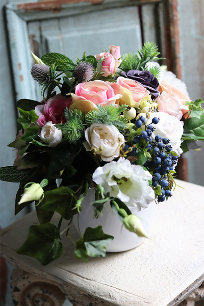 Editta, kompozycja kwiatowa w biało-srebrnej misie, wym.32x39cm