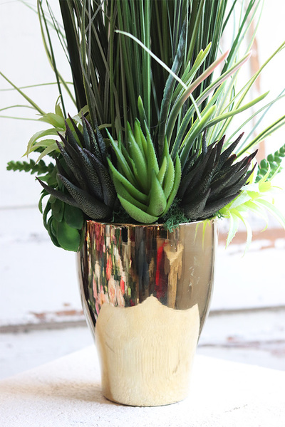 Lemona Brento, sztuczna trawa z sukulentami w złotej donicy, wys.94cm