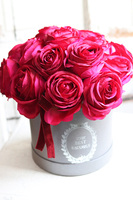 elegancki flowerbox z amarantowymi różami, Rosalisa, wys.30cm