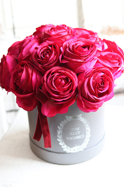 elegancki flowerbox z amarantowymi różami, Rosalisa, wys.30cm