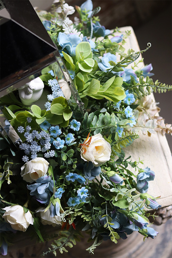 Angelo Blue Garden, kompozycja nagrobna ze srebrnym lampionem, wys.50cm 