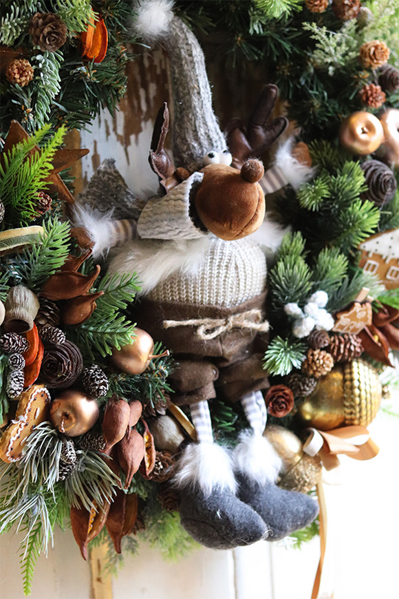 Reniferro, świąteczny wianek z lalką