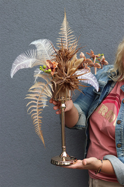 OD RĘKI Rudy Rydz, kompozycja w metalowo - szklanym kielichu, wys. 50cm 