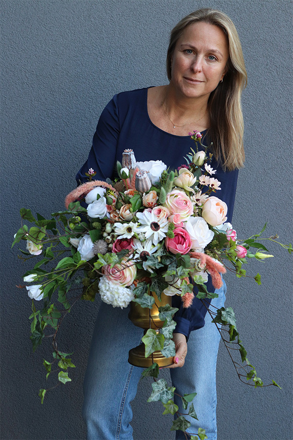 Baronessa Pałacowa, bogata kompozycja kwiatowa w złotym, patynowanym pucharze