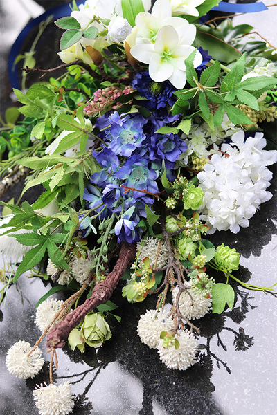 Niebieska Drelia, bukiet nagrobny z ostróżką