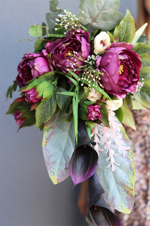 Klerra, bukiet nagrobny we wkładzie z czarną kalią