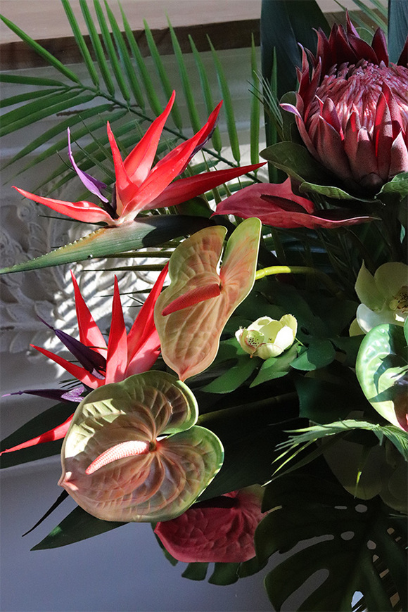 Schiele Premium Red, strelicja kompozycja w złotej donicy	