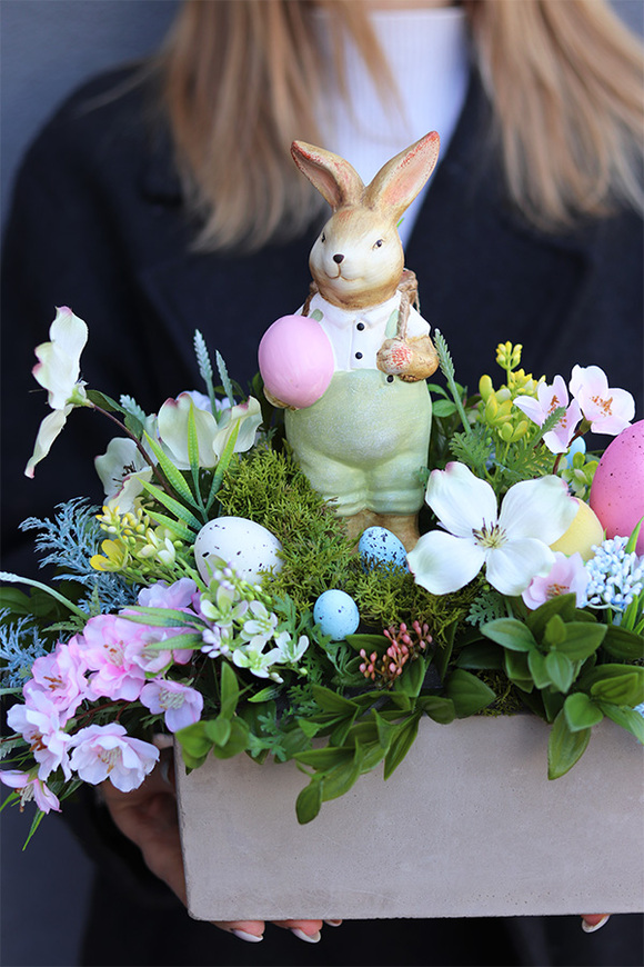 Easter Bunny Concrete, stroik wielkanocny z zajączkiem