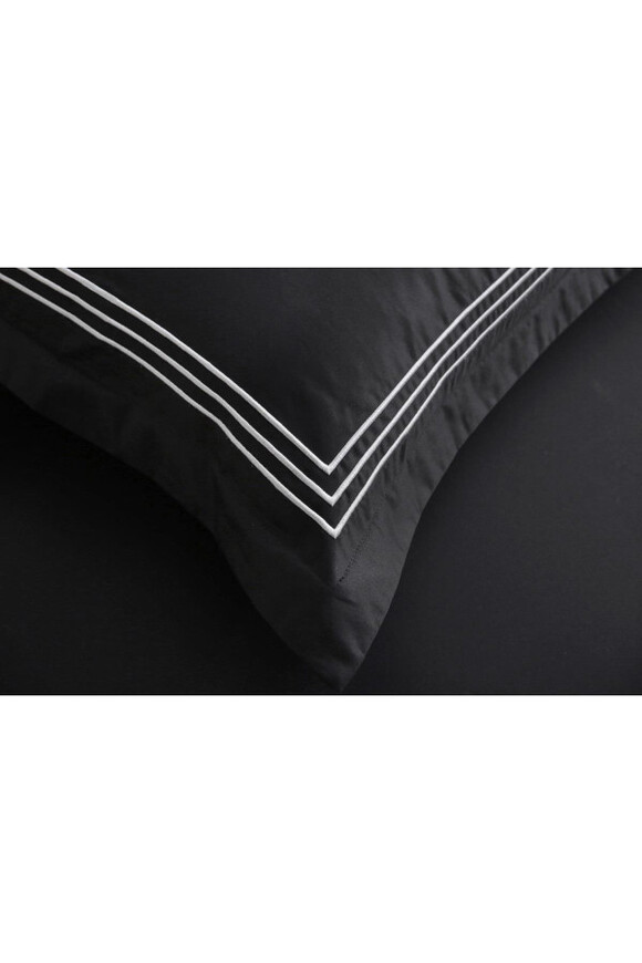 Elena Black, bawełniana pościel z haftem	