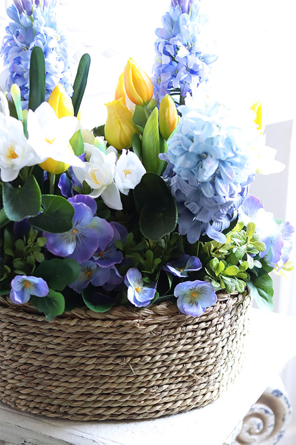 Hiacynty & Bratki Basket, wiosenna dekoracja w koszu