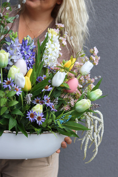 Wiosenne Trele Laos, kompozycja kwiatowa w naczyniu