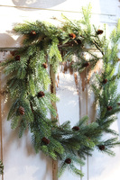 Zimowa polana, wianek iglasty z modrzewia