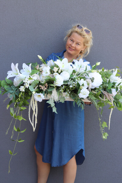 Andria White Day, kompozycja kwiatowa na długi stół