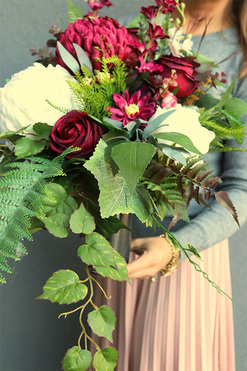 Ruberia, nagrobny bukiet z bordową chryzantemą, dł.53cm 