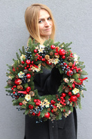 Holiday Charm, świąteczny wianek na drzwi