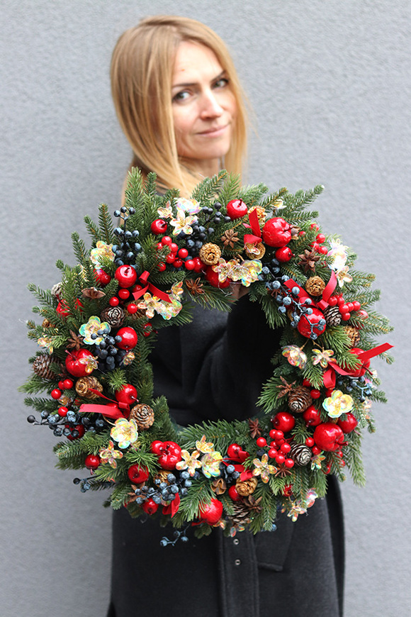 Holiday Charm, świąteczny wianek na drzwi