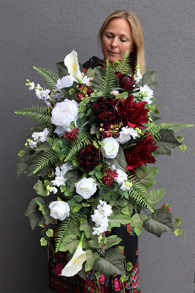 Hellada 2, wiązanka nagrobna z bordowymi kwiatami, dł.95cm  