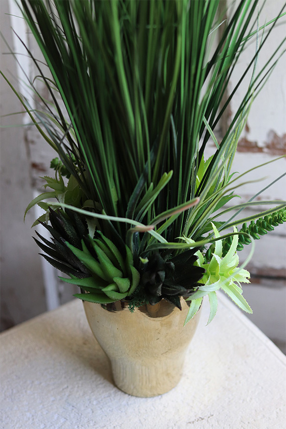 Lemona Brento, sztuczna trawa z sukulentami w złotej donicy, wys.94cm