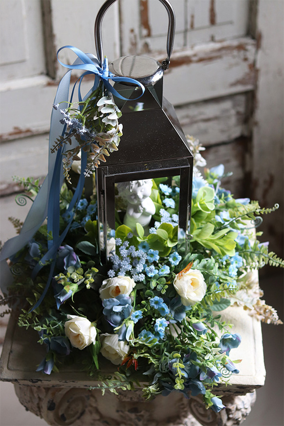 Angelo Blue Garden, kompozycja nagrobna ze srebrnym lampionem, wys.50cm 