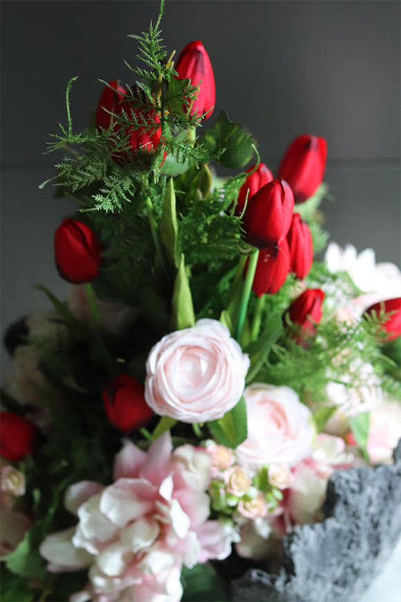 Monenia Volcan, kompozycja nagrobna w misie