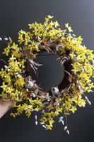 Wiosenne Forsycje, wiosenny wianek kwiatowy z ptaszkami