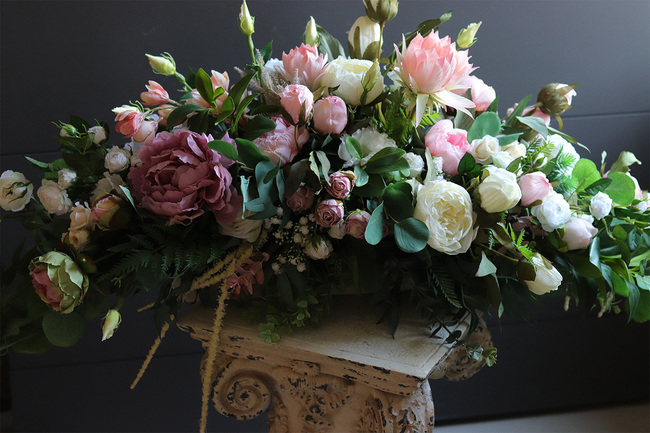 Noemi Longia, kompozycja kwiatowa na długi stół