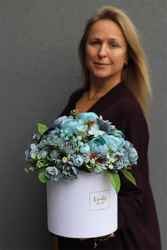 Blue World, nowoczesny flowerbox z niebieskimi kwiatami