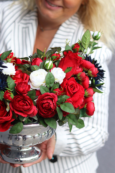 Polena, kompozycja w złotym pucharze