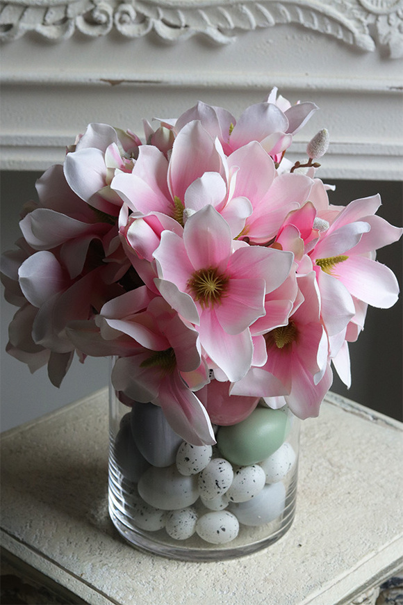 Magnolie Sweet Pink 2, wielkanocna kompozycja kwiatowa w szkle