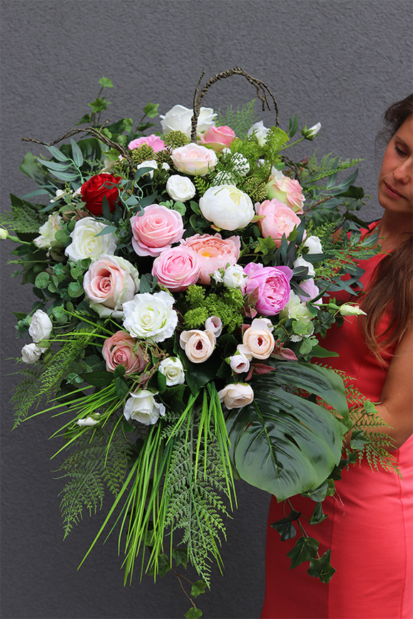 Kellla Laos, kompozycja nagrobna w srebrnej łódce