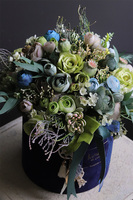 Blue House, welurowy flowerbox z kwiatami