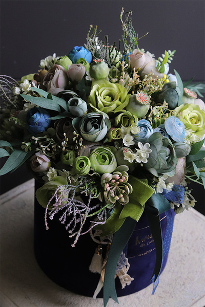 Blue House, welurowy flowerbox z kwiatami