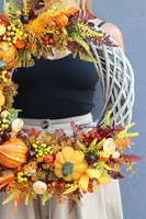 Arya, asymetryczny jesienny wianek z dyniami